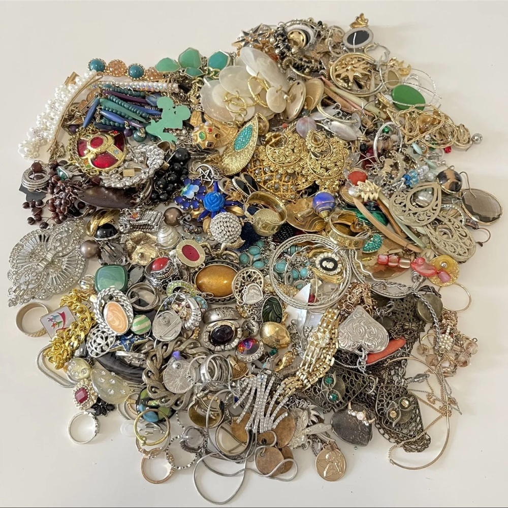 4 LBs vintage Costume gold silver Jewelry Lot~ Signed & Unsigned All Wearable - Picture 9 of 10